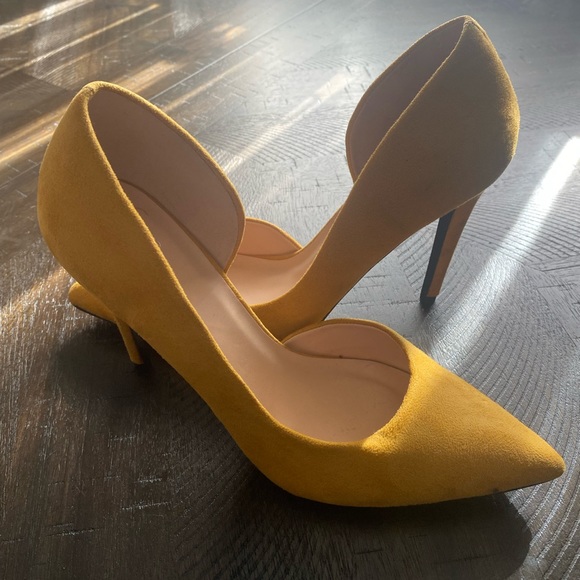 Yellow heels - Picture 2 of 3